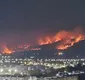 
                  Incêndio em serra próxima a condomínios assusta moradores na Bahia