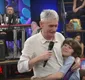 
                  Filho de Serginho Groisman entrevista apresentador e rouba a cena; conheça Thomas Groisman e a história discreta da família