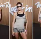 
                  Laura Fernandez ousa ao usar sutiã por cima da blusa e divide opiniões