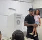 
                  Léo Santana vota acompanhado da filha Liz em Salvador: 'Papel de cidadão'