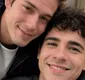 
                  Quem Ama Cuida: 1º beijo de Mau Mau e Felipe terá jantar e clássico de Cazuza