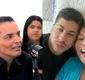 
                  Quem é Noé, namorado da mãe de Eliana, 63 anos mais novo que ela, que chocou Leo Dias