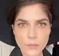 
                  Selma Blair, de 'Legalmente Loira', é presa após morder e agredir comissários e tentar abrir porta de avião