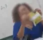 
                  Vídeo mostra aluno dando esponja de aço a professora negra