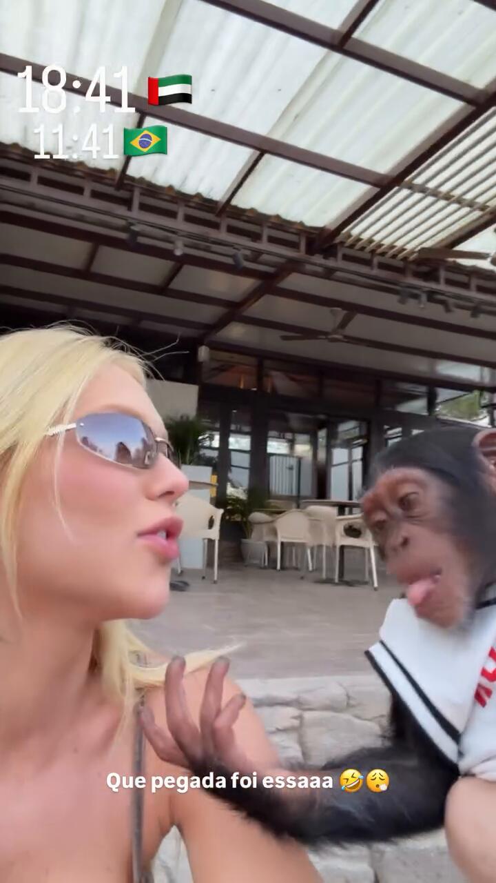 Virginia surge beijando macaco durante viagem de luxo em Dubai
