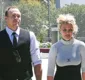 
                  Cantora erra ao escolher vestido curto e justo para ir a igreja