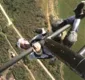 
                  Skatista brasileiro usa helicóptero e paraquedas em manobras;veja