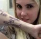 
                  Bárbara Evans faz tatuagem em homenagem a Monique Evans