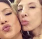 
                  Claudia Leitte posa com Marília Gabriela em bastidor de gravação