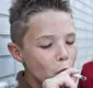 
                  Menino britânico pede ajuda ao governo para deixar cigarro