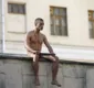 
                  Homem nu corta parte da orelha em ato de protesto na Rússia