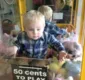 
                  Bebê escapa da avó, escala máquina de brinquedos e fica preso