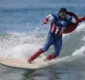 
                  Fantasiados, surfistas comemoram o Halloween na Califórnia