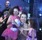 
                  Vanessa da Mata recebe pequenas fãs no Clube Espanhol