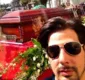 
                  Ator faz selfie com caixão de Roberto Bolaños