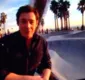 
                  Repórter é atingido por skate durante reportagem; veja vídeo