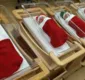 
                  Bebês que nasceram no Natal vão para casa em meias natalinas
