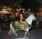 
                  Modelo paraguaia cavalga nua durante protesto em Santiago