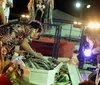 Daniela Mercury entra e sai de caixão em cima do trio
