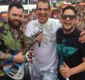 
                  Durval Lelys presenteia Mateus com guitarra baiana personalizada
