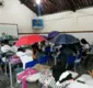 
                  Alunos assistem aulas com guarda-chuvas abertos na Bahia