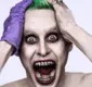 
                  Vestido de Coringa, Jared Leto aparece mais assustador