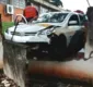 
                  Aluna desmaia durante teste de baliza e carro bate em muro