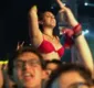 
                  Mulheres mostram seios e levam apalpadas durante show no RIR