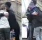 
                  Vídeo emocionante mostra muçulmano pedindo abraços após atentado