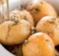 
                  Aprenda a cozinhar batatas mantendo a casca intacta