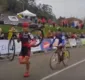 
                  Ciclista deixa corrida para não ultrapassar rival com pneu furado