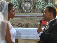 Noivo canta música da Timbalada em casamento e vídeo faz sucesso