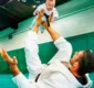 
                  Técnico de Ronda ensina jiu-jítsu ao filho de apenas três meses