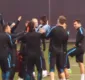 
                  Garotos invadem treino e tiram fotos com jogadores do Barcelona