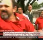 
                  Opositores e partidários brigam em frente ao prédio de Lula