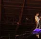 
                  Luan Santana sobrevoa sobre fãs em Festa do Peão em Americana, SP
