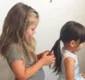 
                  Menina de 5 anos impressiona com habilidades de cabeleireira;veja