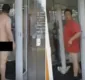 
                  Homem se revolta e tira a roupa para entrar em banco; veja vídeo