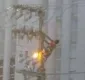 
                  Homem morre ao escalar poste e receber descarga elétrica