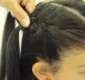 
                  Penteado com tranças embutidas na lateral para o fim de semana