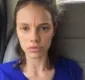 
                  Laura Neiva posa com traje indiano e tatuagem temporária