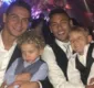 
                  Ganso e Neymar posam com os filhos, Enrico e Davi Lucca, em casam