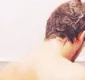 
                  Namorada de Pedro Neschling, posta foto do ator nu durante banho