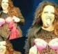 
                  Ana Carolina sensualiza com sutiã de fã durante show; assista