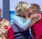 
                  Maitê Proença e Astrid Fontenelle se beijam durante programa