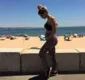 
                  Kelly Key posa exibindo barriga em dia de praia em Portugual