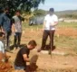 
                  Após falha de funerária, família cava sepultura