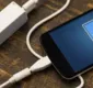 
                  Como carregar um celular usando outro smartphone