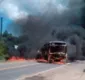 
                  Homens armados incendeiam ônibus na Base Naval