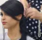 
                  Bonequinha de Luxo: aprenda a combinar penteado com os looks